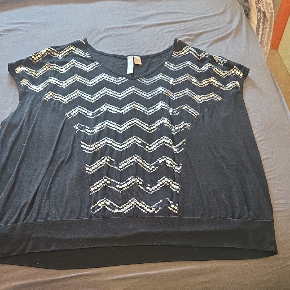 Eyeshadow Black and Silver Chevron Top